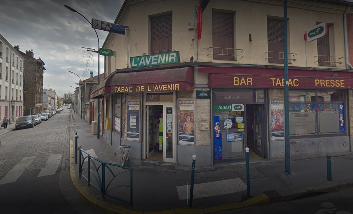 La devanture du Tabac de l'Avenir, lieu où la grille gagnante du Loto du 8 avril a été coché à Pantin.