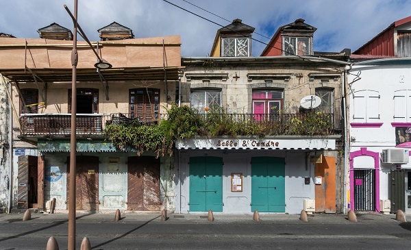 Facades des rues de Saint Pierre en Martinique