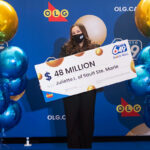 Lotto 6/49 : incroyable, une étudiante de 18 ans devient millionnaire en jouant pour la 1ere fois