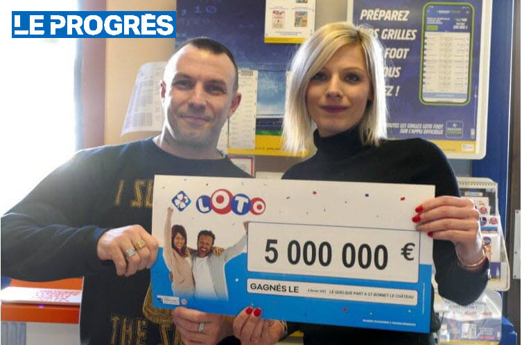 Valentin Giaume et Vanessa Correia lors du paiement du gagnant Loto de la Loire