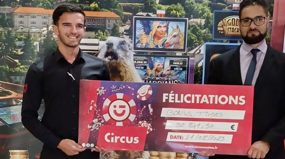 L'équipe du Casino Circus de Briançon avec le chèque factice de 90 000€