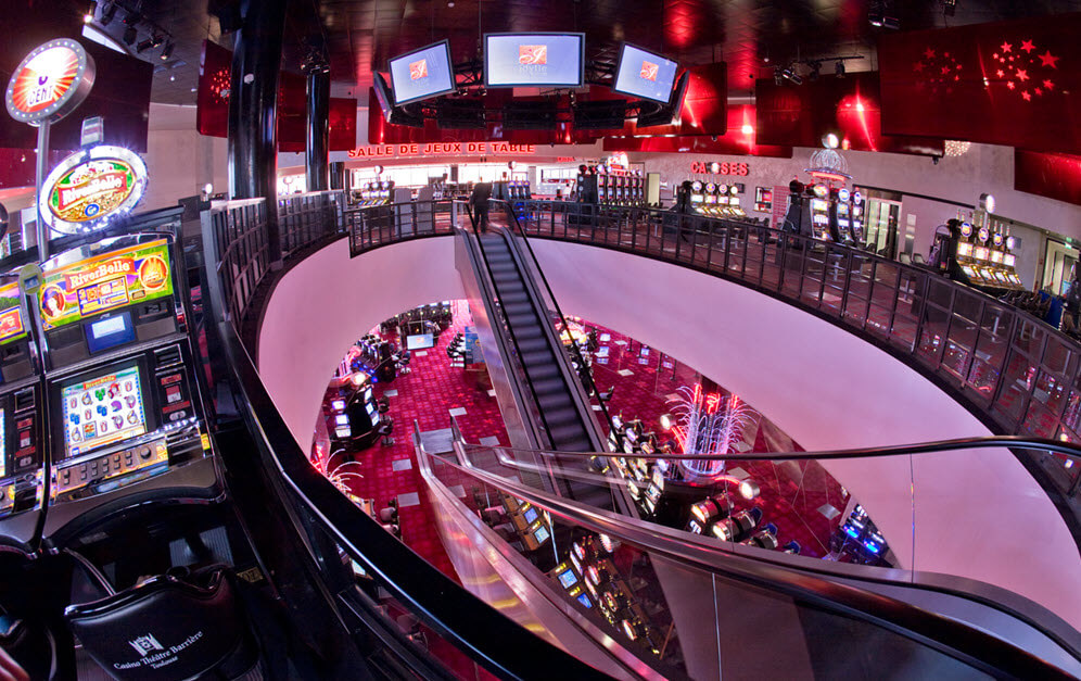 La salle de jeu avec les escalators du Casino Barrière de Toulouse