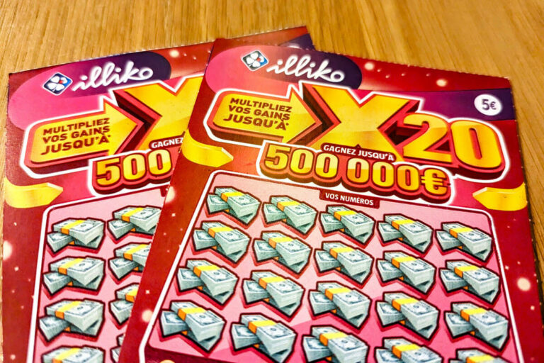 Un couple de normand pleure de joie en gagnant 500 000€ au jeu à gratter X20