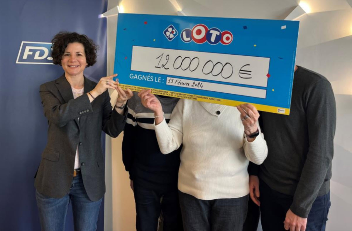 Les heureux gagnants lors de la remise de chèque avec Isabelle Cesari de la Française des jeux