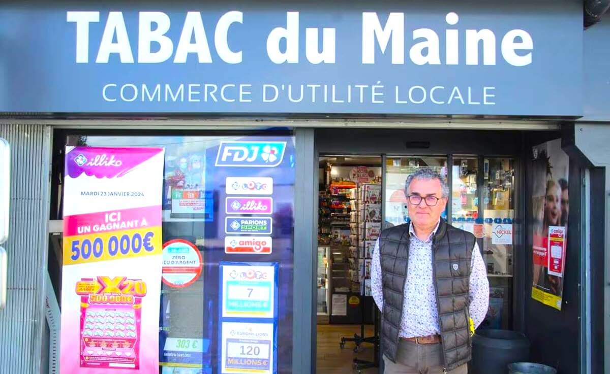 Vincent Proust, gérant du Tabac du Maine à Sablé-sur-Sarthe qui a vendu le ticket X20 gagnant.