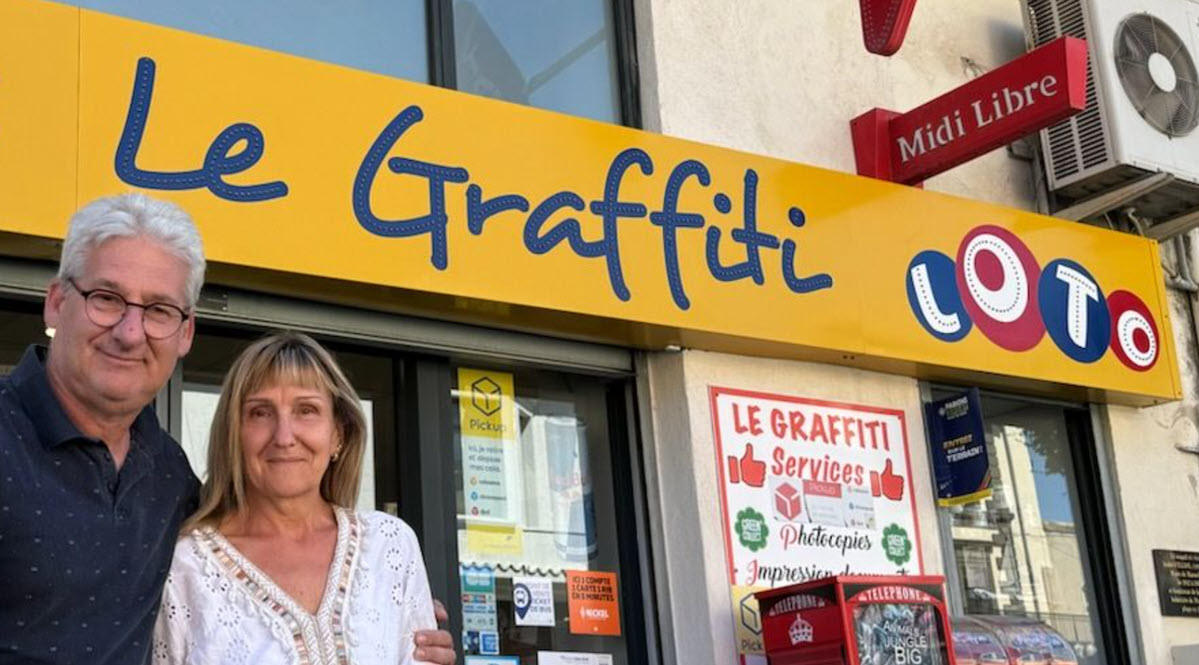 Les gérants, Hervé et Dominique Carrut devant le tabac Le Graffiti où la grille gagnante Euromillions a été jouée