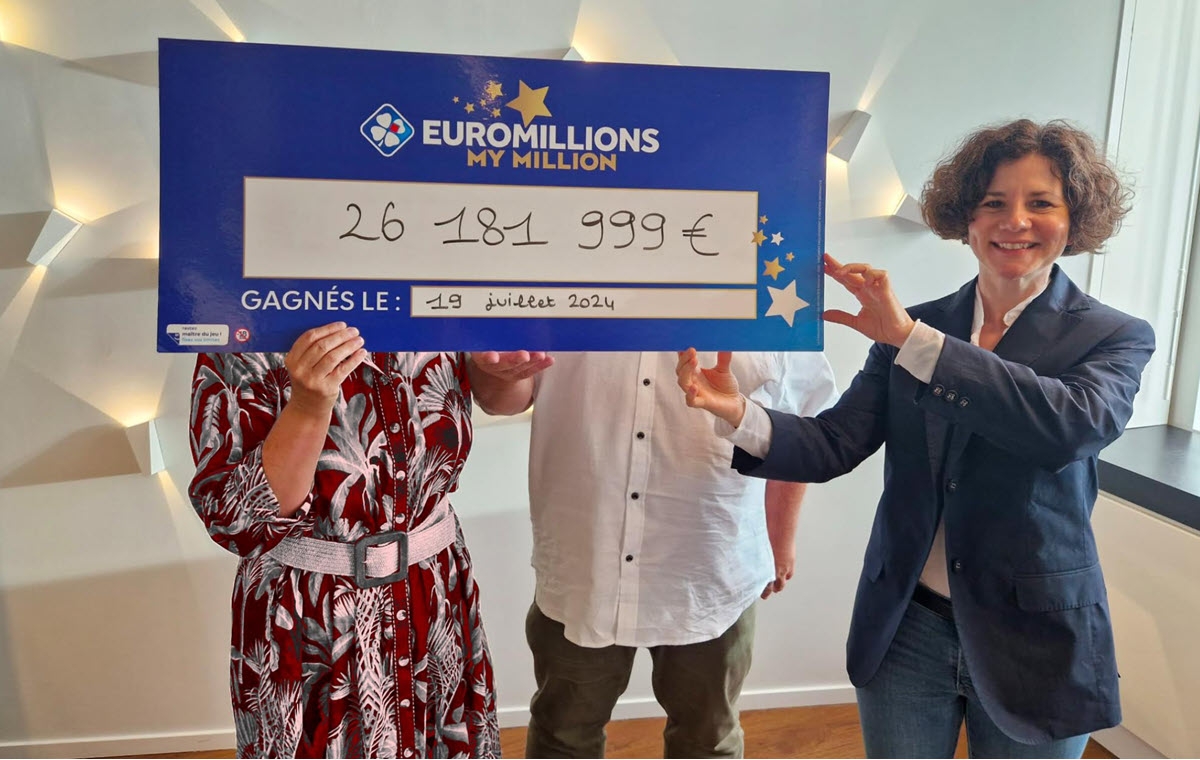 Les gagnants Euromillions de Bagnères-de-Bigorre pour 26 millions d'euros accompagné d'Isabelle Cesari, responsable grand gagnant de la FDJ.