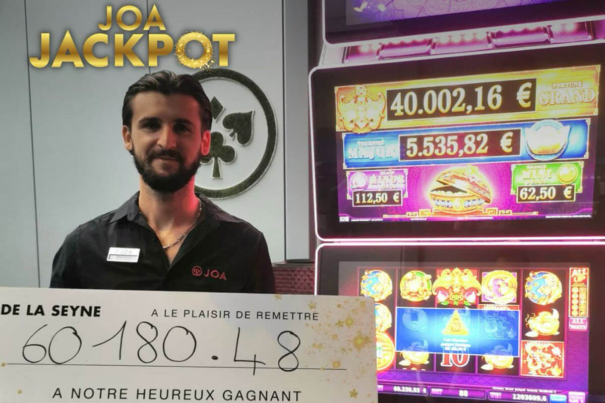 Le chèque du gagnant du jackpot du casino La Seyne avec un membre de l'équipe