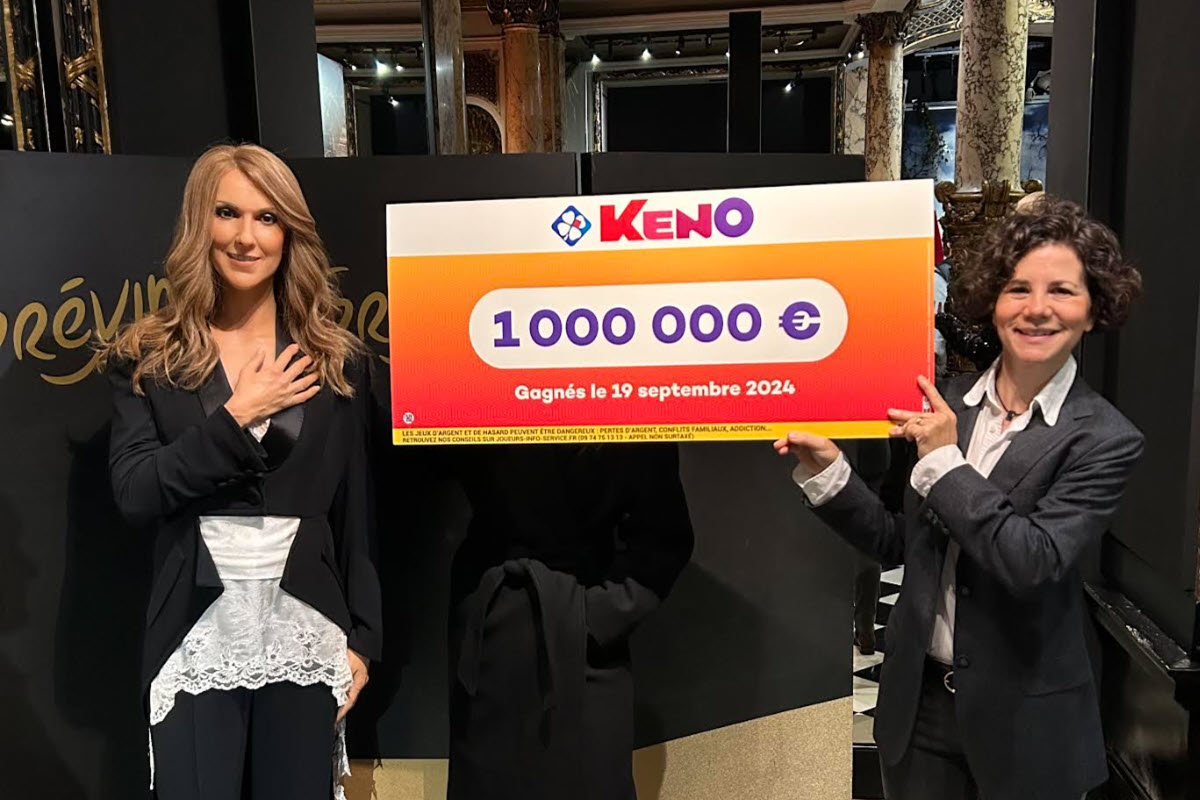 Le chèque Keno de remise de gains avec la gagnante, Céline Dion au Musée Grévin et Isabelle Cesari de la FDJ