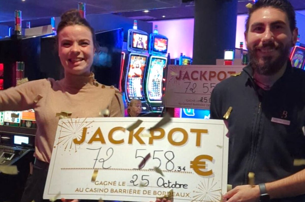 L'équipe du Casino Barrière de Bordeaux et le chèque factice de 72 000€