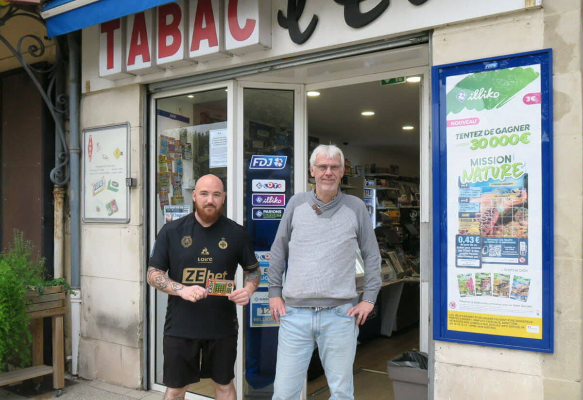 Les gérants du tabac l'Elan à Romans-sur-Isère qui a vendu le ticket gagnant Cash à 100 000€