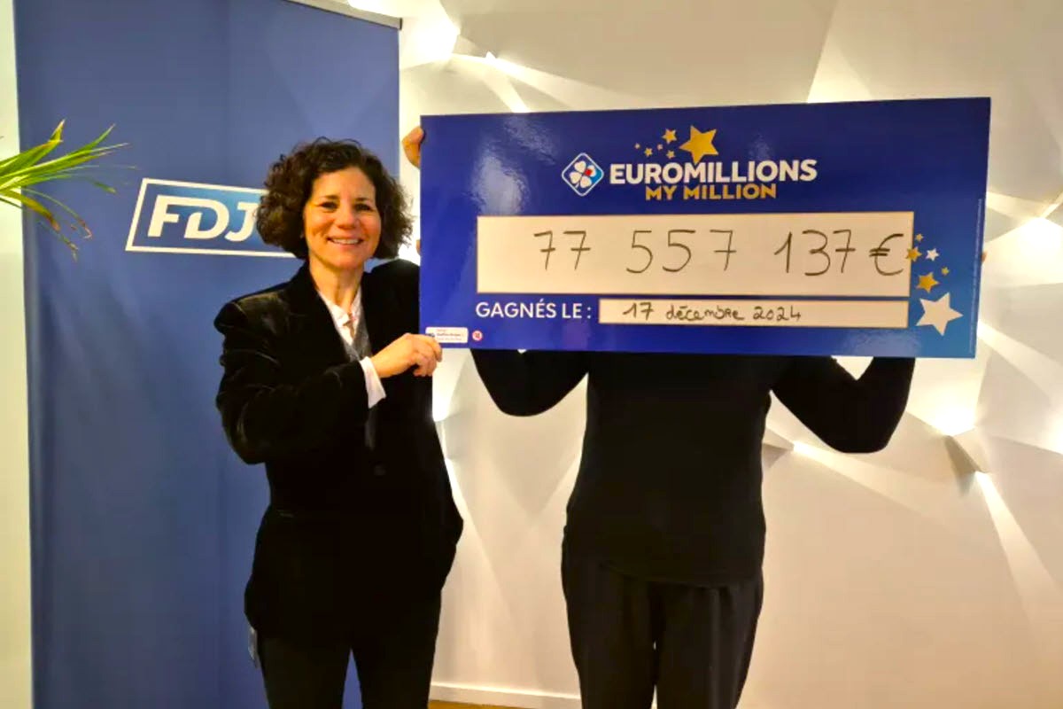 La gagnante EuroMillions aux côtés d'Isabelle Cesari, la responsable grand gagnant de la FDJ.