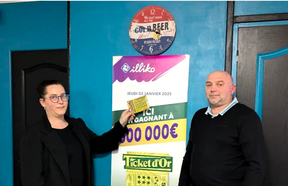 Les gérants du Bar le Mouzon qui a vendu le ticket gagnant Ticket d'Or à 500 000€