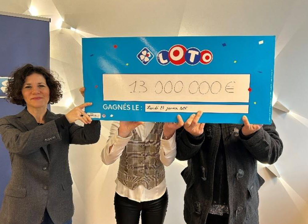 Isabelle Cesari, responsable des Grands Gagnants avec le couple de millionnaires Loto