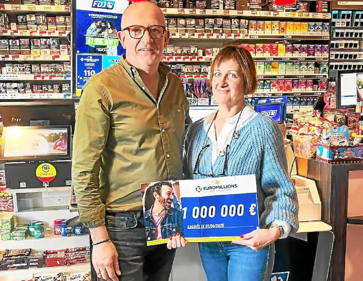 Les gérants du bar tabac Ô Frasia avec le chèque factice Euromillions