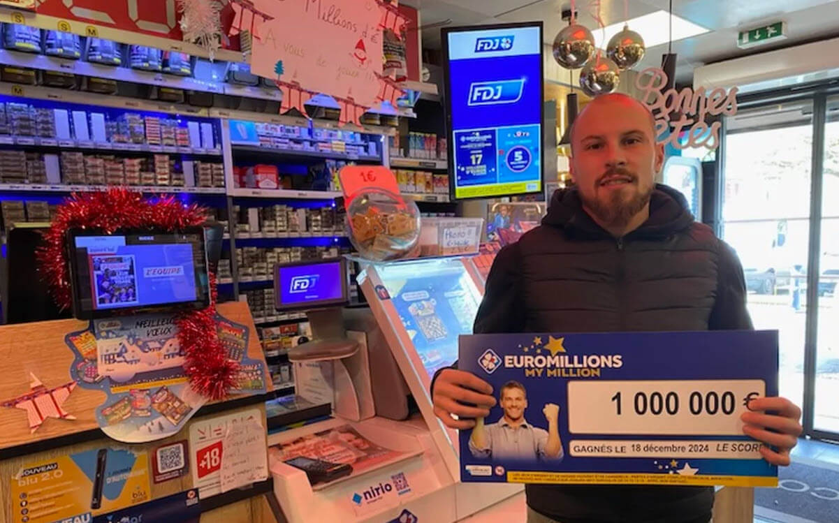 EuroMillions : le gérant du bar Le Score à Brest avec son gagnant de 1 million d'euros
