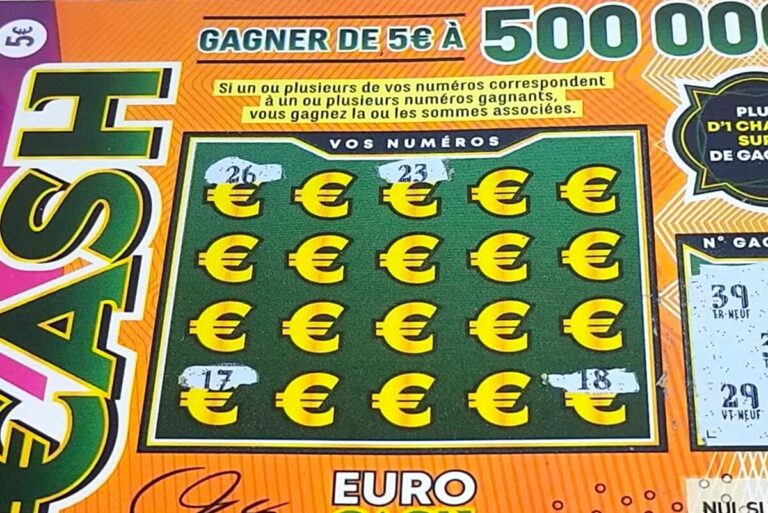FDJ : à Saint-Priest, l’affiche lui fait de l’oeil… elle gratte un ticket CASH et gagne 500 000 € !