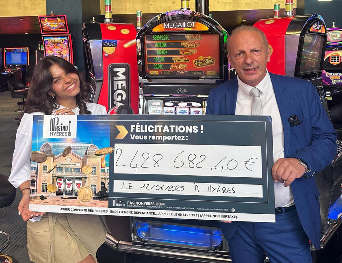Les équipes du Casino Partouche de Hyères avec le chèque factice du gagnant du megapot pour 2,4 millions d'euros