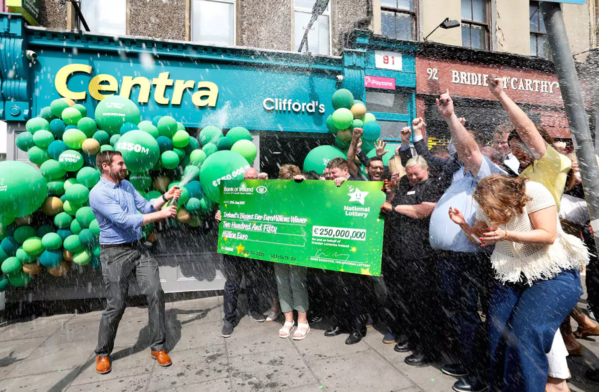 L'équipe de la Lottery National d'Irlande et les salariés du point de vente de Cork
