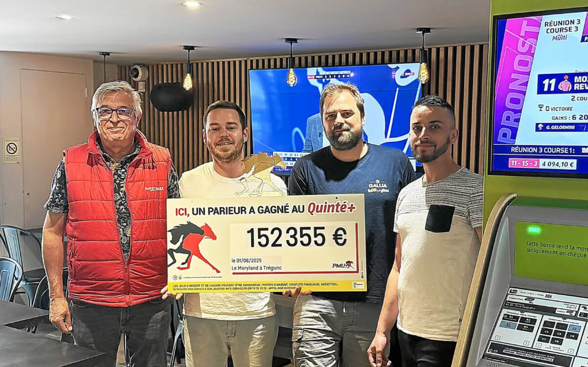 Quinté+ PMU : les gagnants et le gérant du bar avec le chèque factice