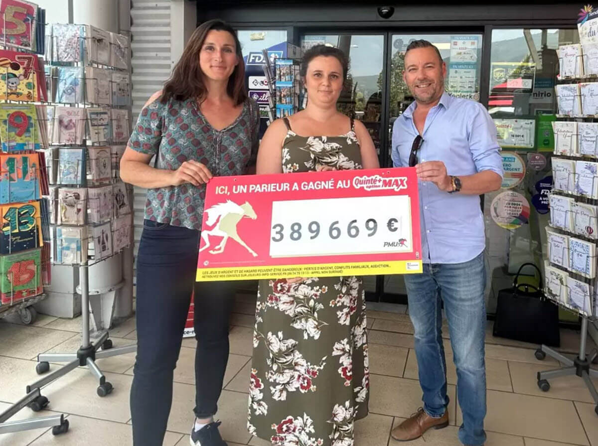 Les responsables du point de vente Leclerc de Grasse et le chèque factice de 389 000€