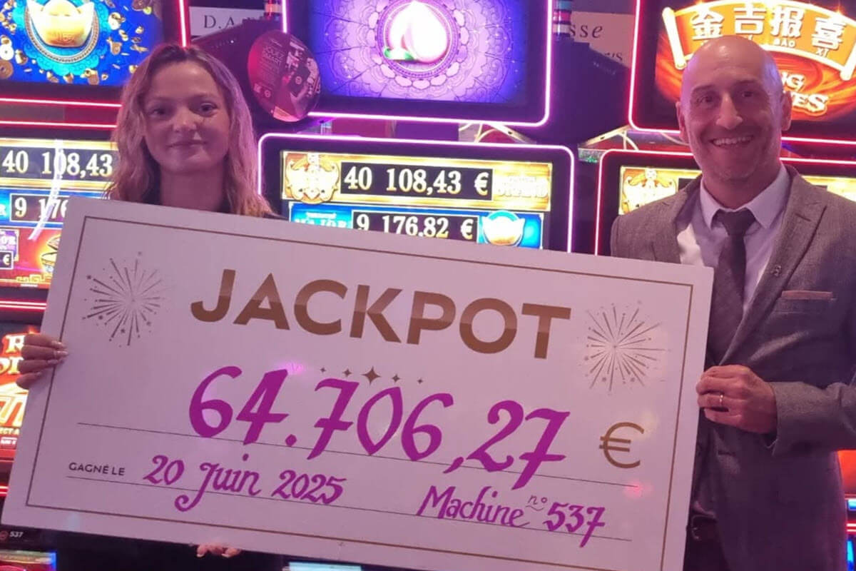 Les équipes du Casino Barrière du Touquet avec le chèque factice de 64700€