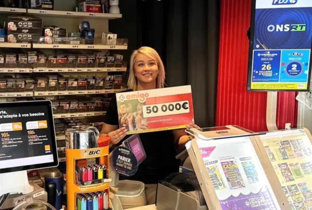Marine Lejczyk, la gérante du point de vente Le Comptoir à Chapdes-Beaufort qui a vendu la grille gagnante Amigo