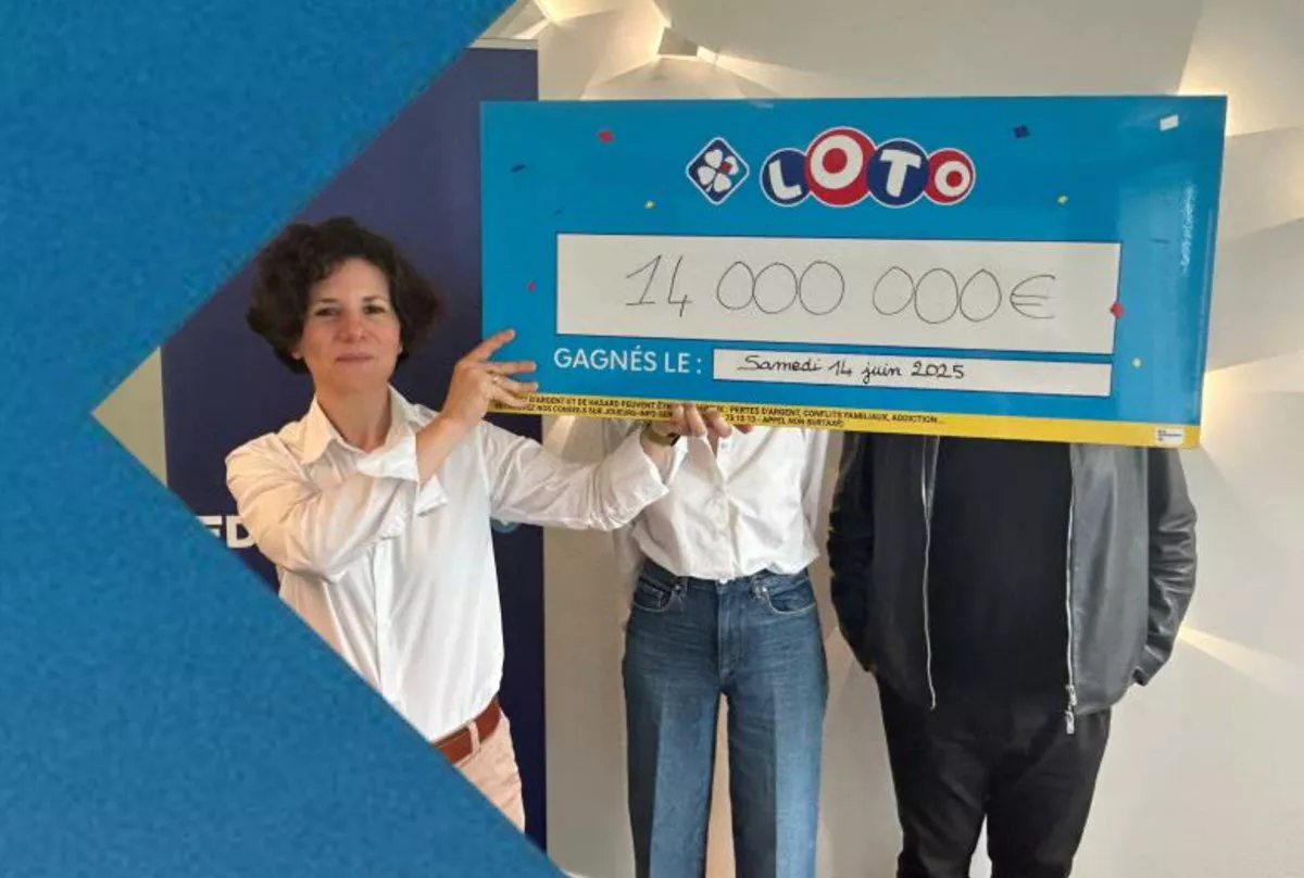 Isabelle Cesari, responsable des Grands gagnants avec les chanceux du tirage Loto du 14 juin et leur chèque de 14 millions d'euros