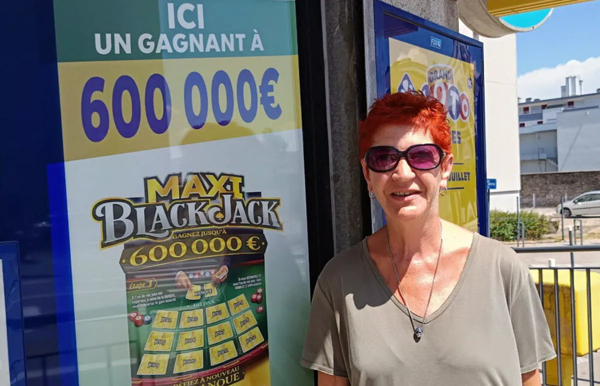 Tabac Stade Léo Lagrange, la gérante du point de vente avec le chèque factice du Maxi Black Jack à 600 000€
