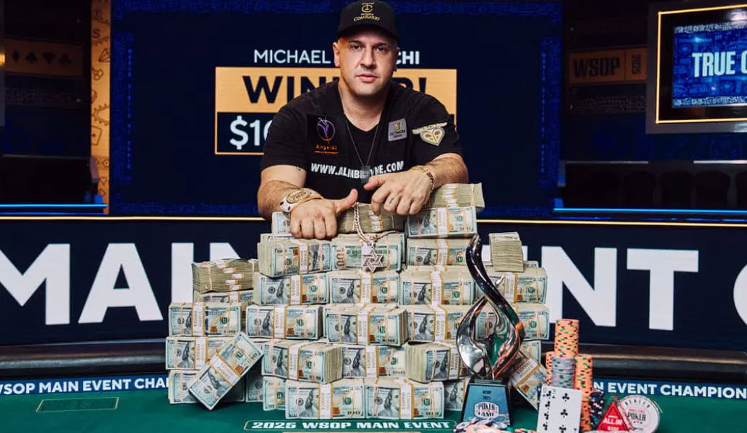 Michael Mizrachi sur sa table de victoire lors du Main Event du WSOP avec ses billets