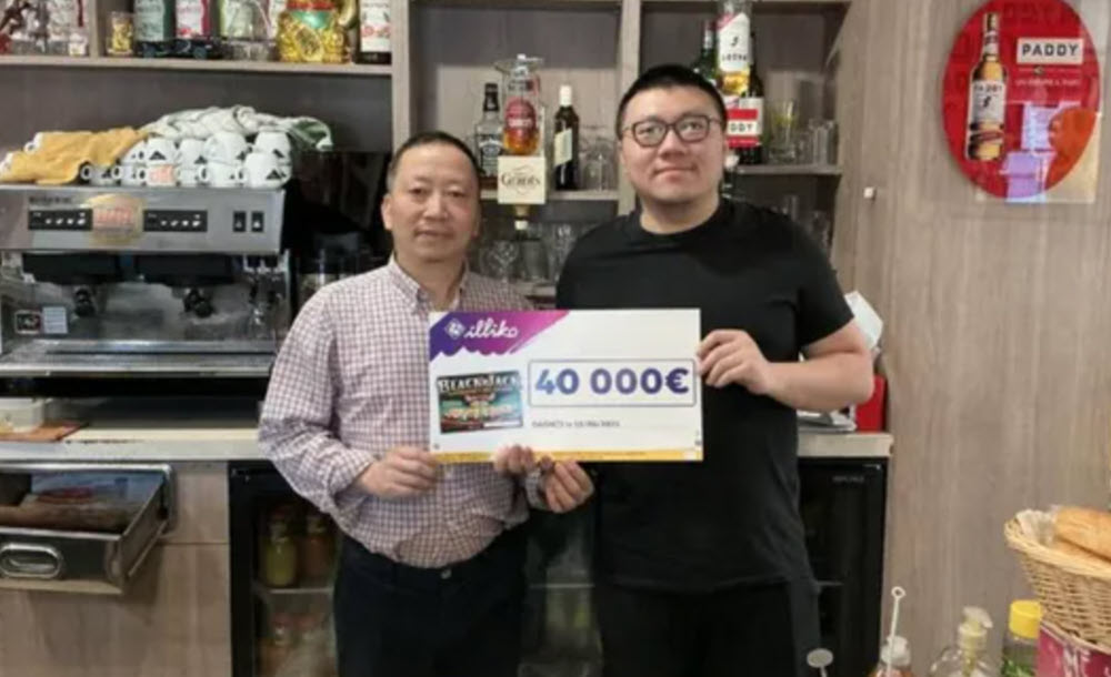 Xianhua Huang et son fils Frédéric au café du parc de Nevers qui a vendu le ticket gagnant BlackJack à 40 000€