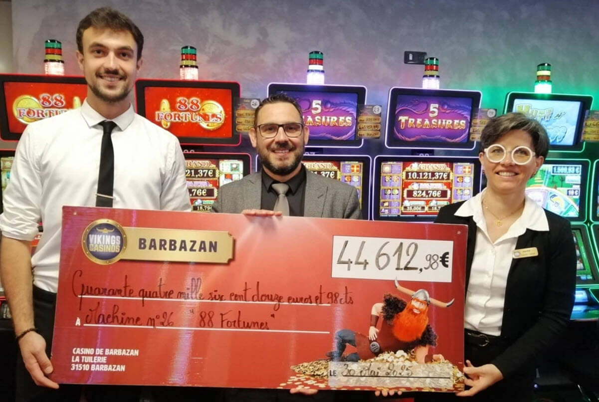 L'équipe du Casino Viking de Barbazan avec le chèque factice de la gagnante de 44 000€
