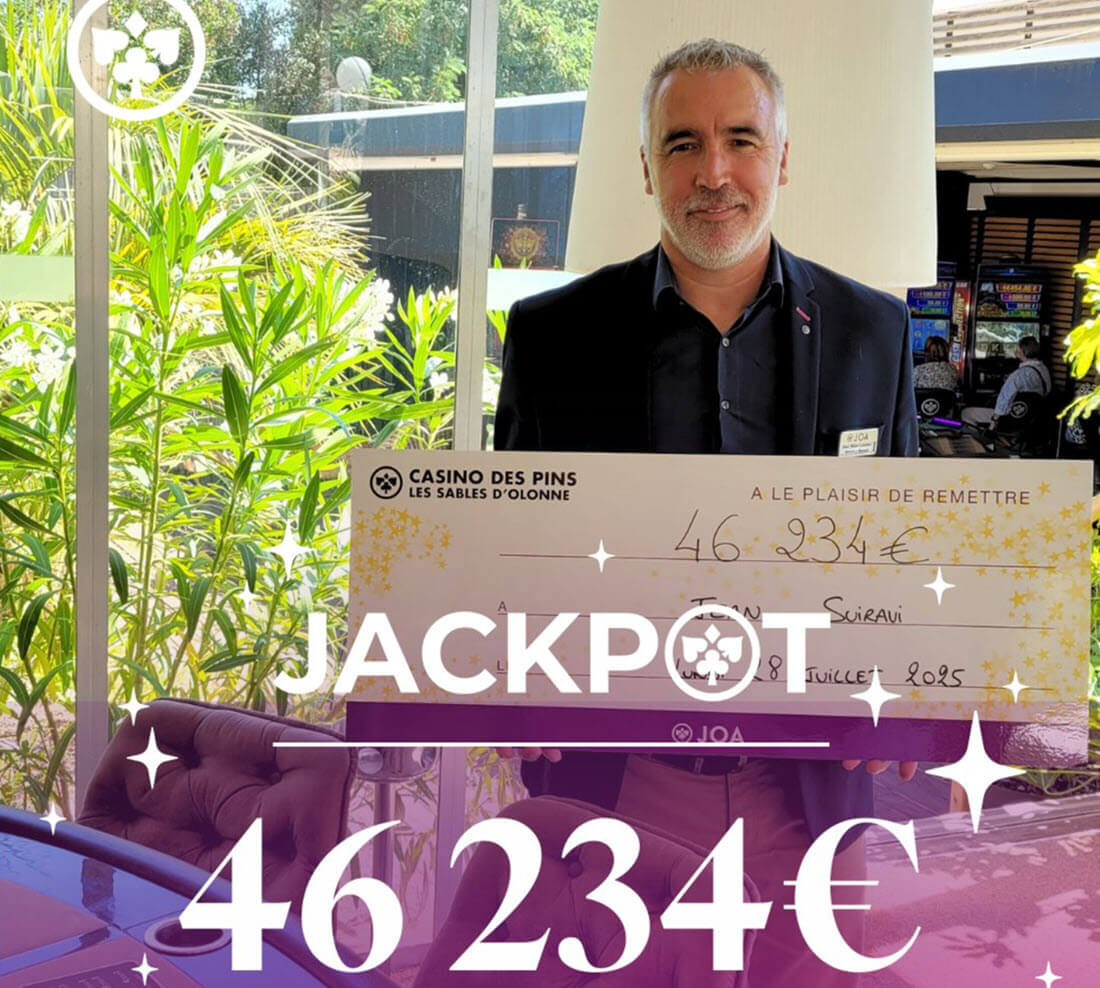 Le gérant du casino JOA des Sables d'Olonne avec le chèque de gratification du grand gagnant à 46 234€.