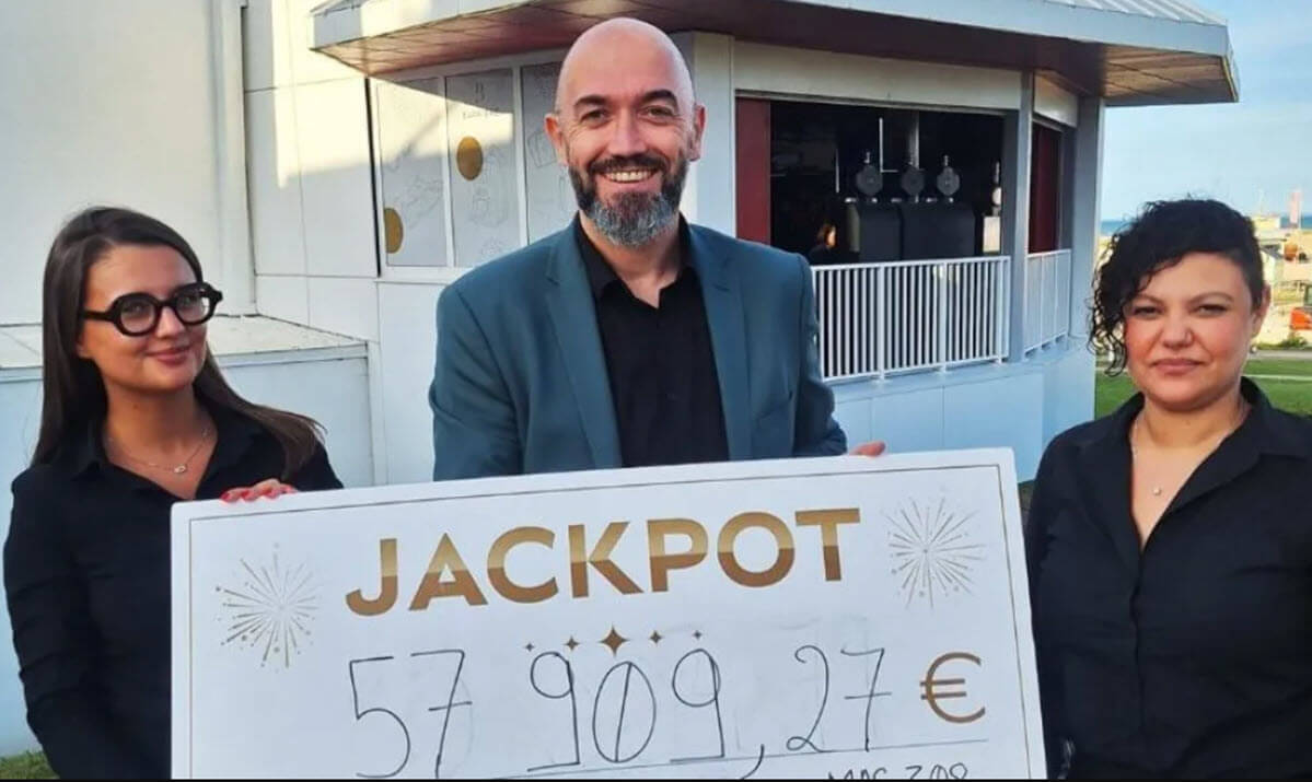 Vincent Guérard, iun des responsables du Casino de Ouistreham avec ses équipes devant le chèque du gain 