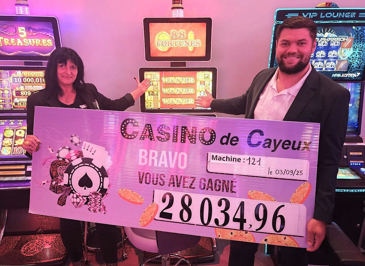 L'équipe du Casino de Cayeux sur Mer avec le chèque factice
