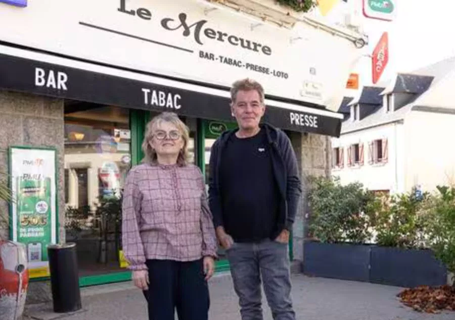 Patricia et Christophe Ablin, les gérants du bar tabac Le Mercure à Pleyben qui a vendu le ticket gagnant X20 à 500 000€
