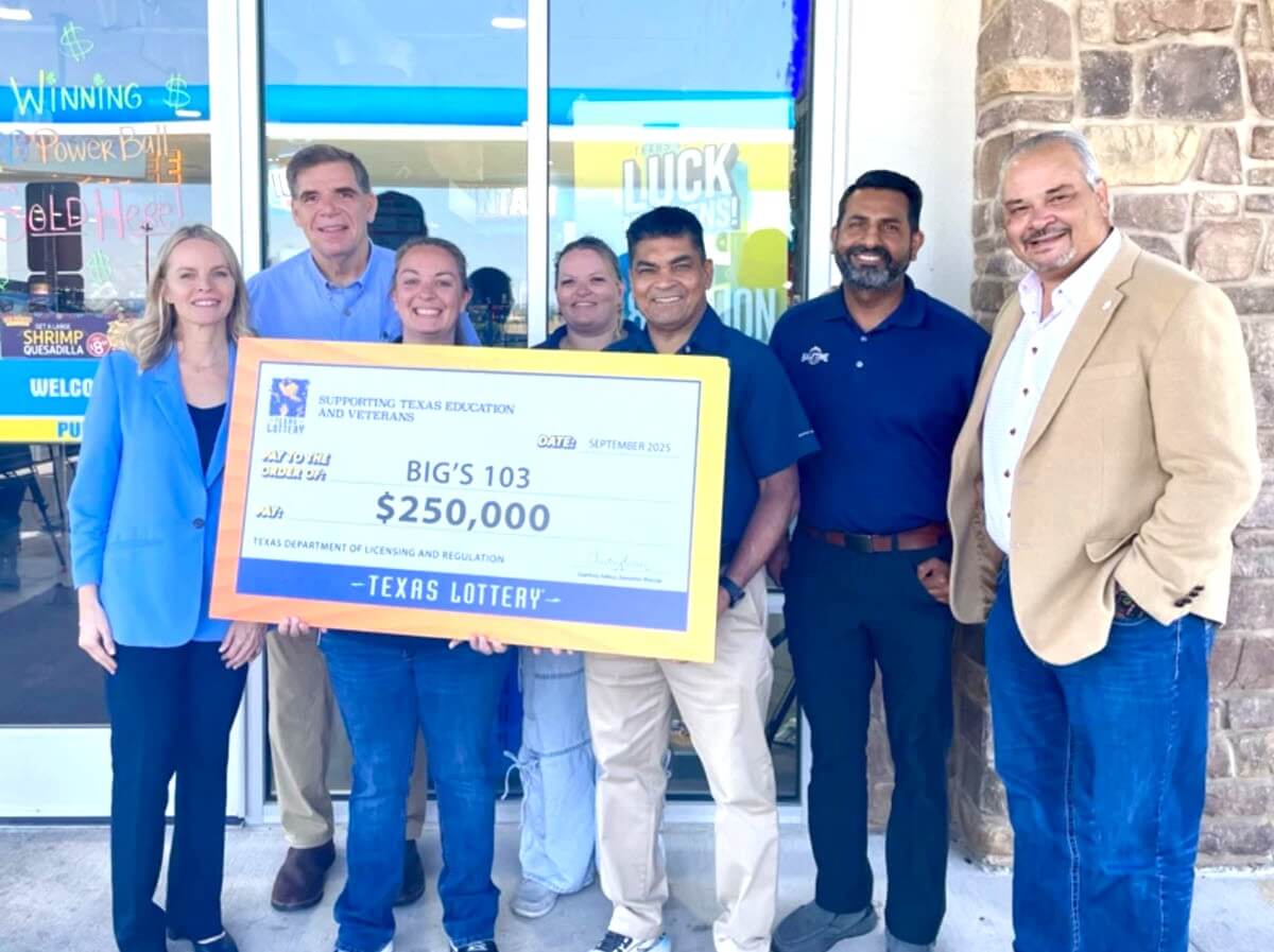 L'équipe du point de vente qui a vendu le ticket gagnant Powerball et remporter 250 000$