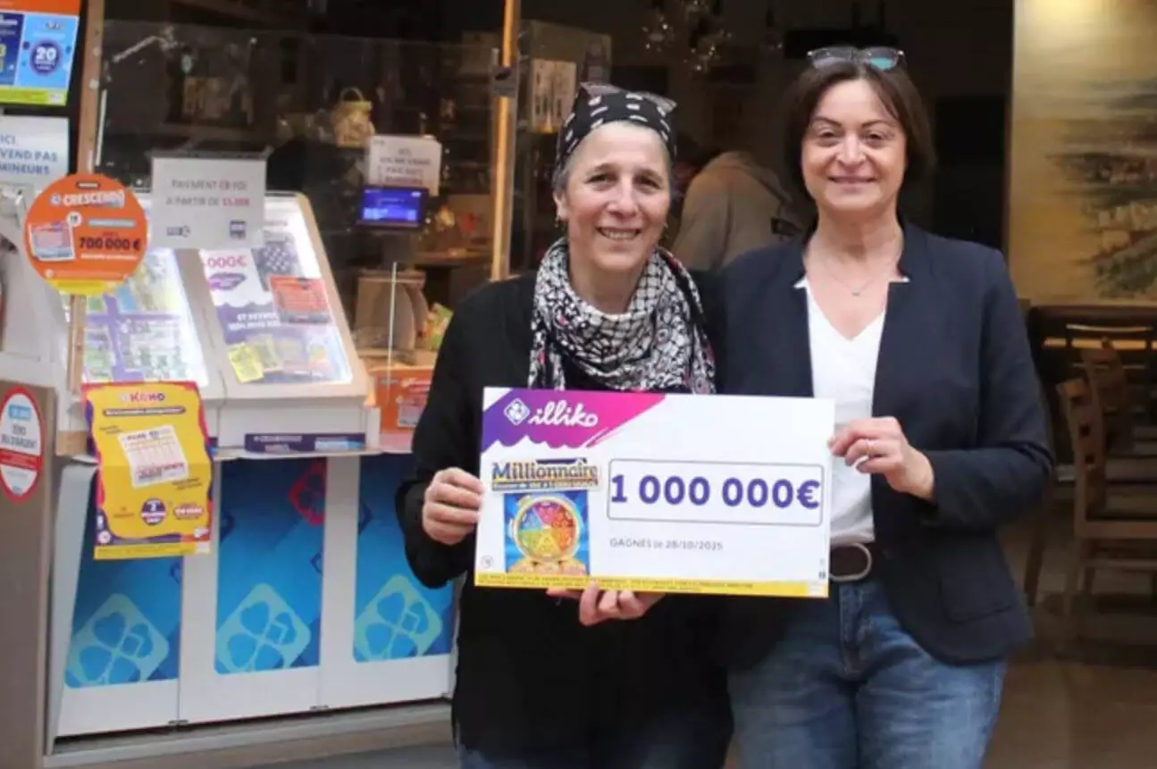 Fatima Blanchet, responsable du tabac presse de Lempdes aux côtés de Myriam Constant de la FDJ