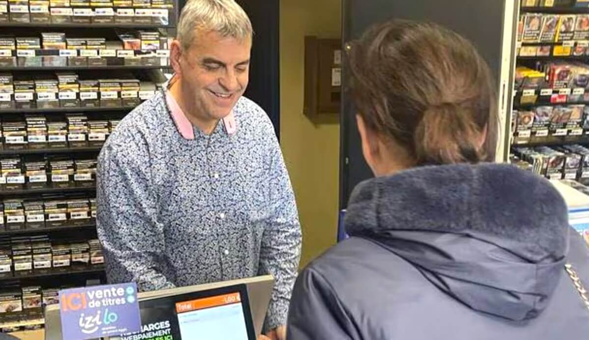 François Boucherit, le gérant du tabac presse le Quai d'Orsay à Lorient où les deux gagnants ont été identifiés