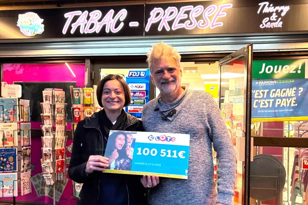 Tabac Presse de Lempdes, Thierry et Sanda avec le chèque factice du grand gagnant Loto du 2nd tirage