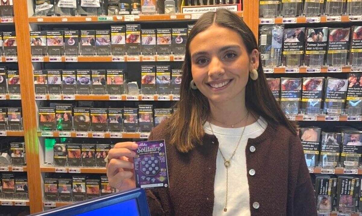 Jade la vendeur de la pochette cadeaux FDJ contenant le ticket Solitaire gagnant à 25 000€