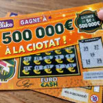 FDJ : il gratte pendant sa pause déjeuner avec ses collègues et décroche 500 000 € à la Ciotat