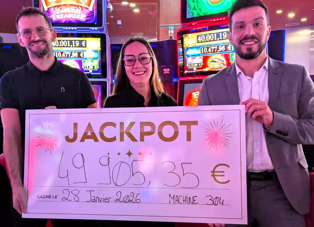 L'équipe du casino de Ouistreham avec le chèque de valorisation de près de 50 000€