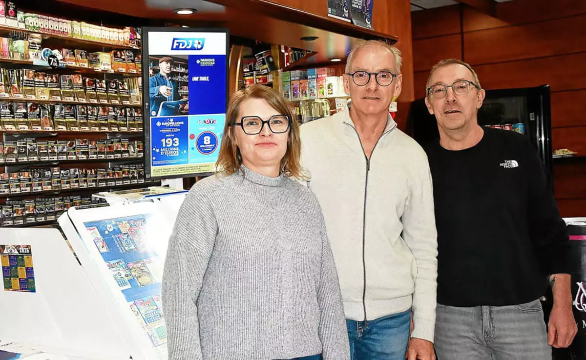 Les gérants et salariés du bar-tabac Ar Glanvez qui a vendu la grille gagnante EuroMillions