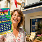 FDJ : « Elle n’y croit pas immédiatement », une bretonne remporte 500 000€ en grattant un ticket Jackpot