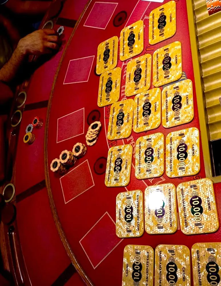 Les 21 plaques de 10 000€ du Casino de Saint-Armand sur la table de blackjack victorieuse