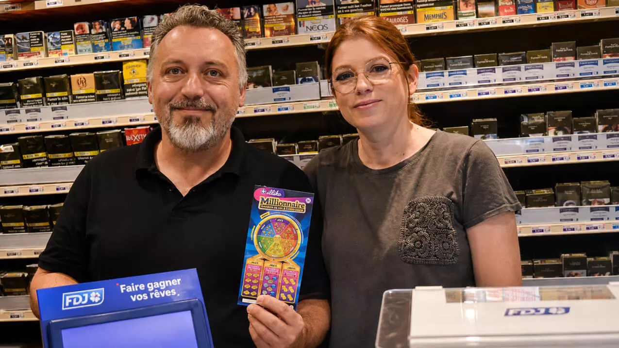 Greg et Vanessa, les nouveaux gérants du Café de la Réunion à Vergt qui célèbre la victoire d'un de leur client au ticket Millionnaire