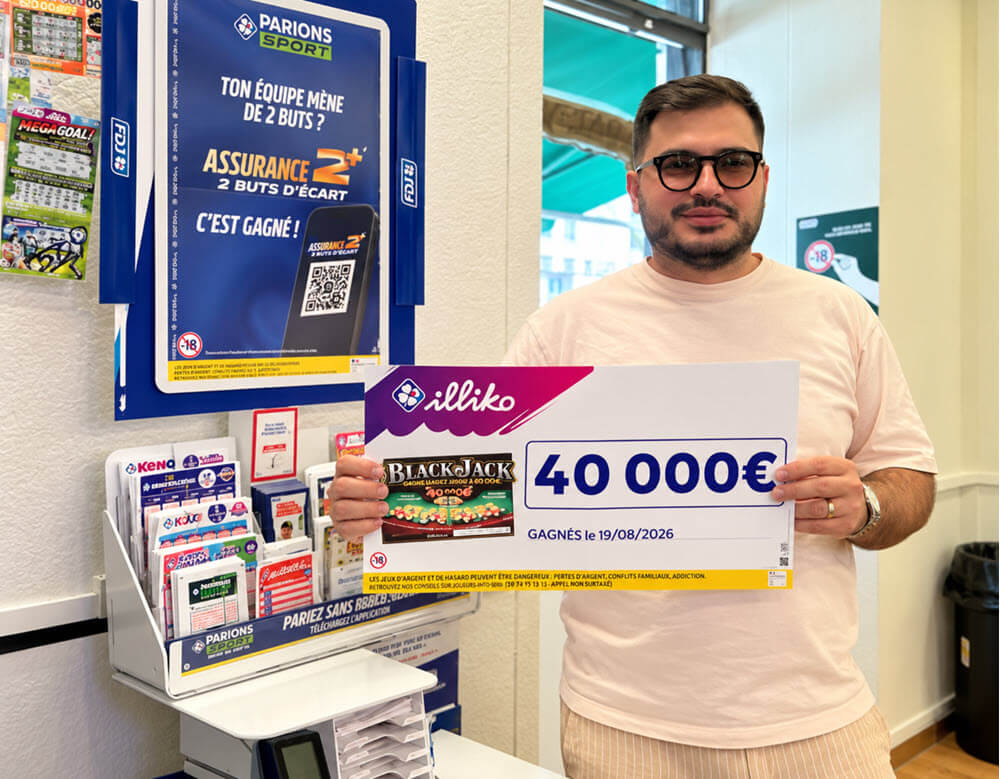 Le gérant de l'Albatros de Nevers et la pancarte de gains Blackjack FDJ